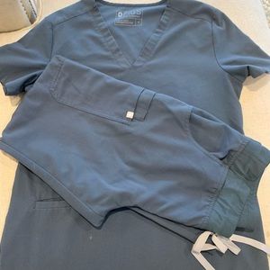 Figs size small scrubs.